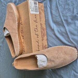 NEW IN BOX. BAND OF THE FREE beige suede slides with rose gold edges.